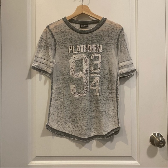 Harry Potter Hogwarts Express Platform 9 3/4 T-Shirt - Picture 2 of 3